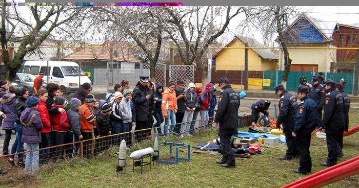 Vizitatorilor le vor fi prezentate mijloacele de intervenţie FOTO: Adevărul.ro