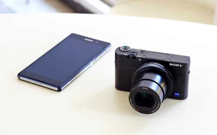 Sony RX100 III vine cu vizor electronic.