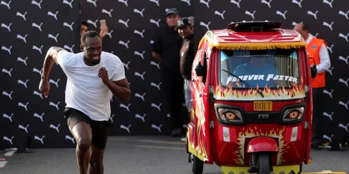 Jamaicanul Usain Bolt ia parte la o cursă demonstrativă împotriva unui mototaxi în Lima Peru foto EPA-EFE / Ernesto Arias