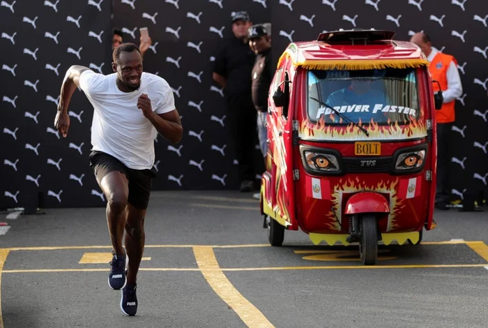 Jamaicanul Usain Bolt ia parte la o cursă demonstrativă împotriva unui mototaxi în Lima Peru foto EPA-EFE / Ernesto Arias