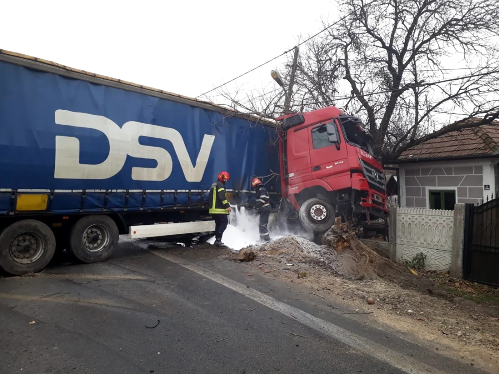 TIR răsturnat pe şoseaua de centură a municipiului Râmnicu Vâlcea pe DN 7 - E 81 Foto Adevărul