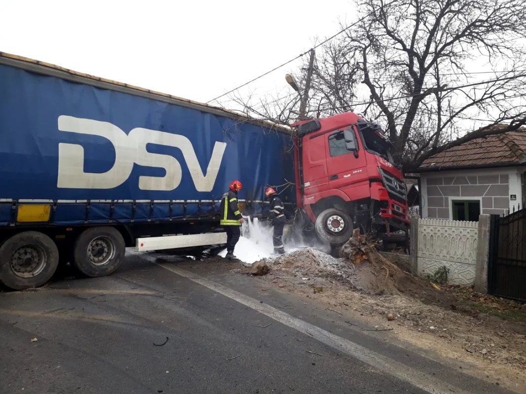 TIR răsturnat pe şoseaua de centură a municipiului Râmnicu Vâlcea pe DN 7 - E 81 Foto Adevărul