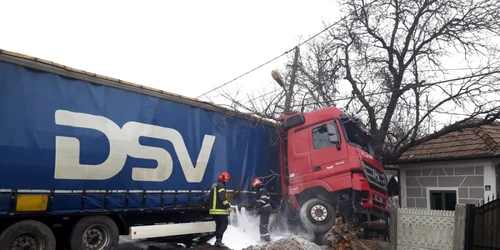 TIR răsturnat pe şoseaua de centură a municipiului Râmnicu Vâlcea pe DN 7 - E 81 Foto Adevărul