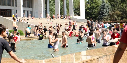 Fiecare se recorăşte cum poate