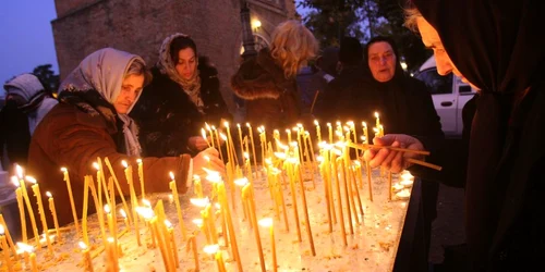 biserica lumanari credincios FOTO Dorin Constanda