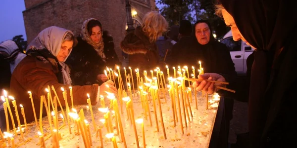 biserica lumanari credincios FOTO Dorin Constanda