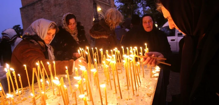 biserica lumanari credincios FOTO Dorin Constanda