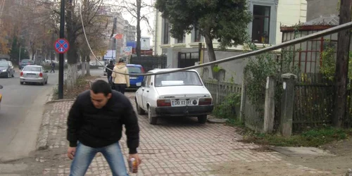 Pietonii se feresc de cabluri pe trotuare