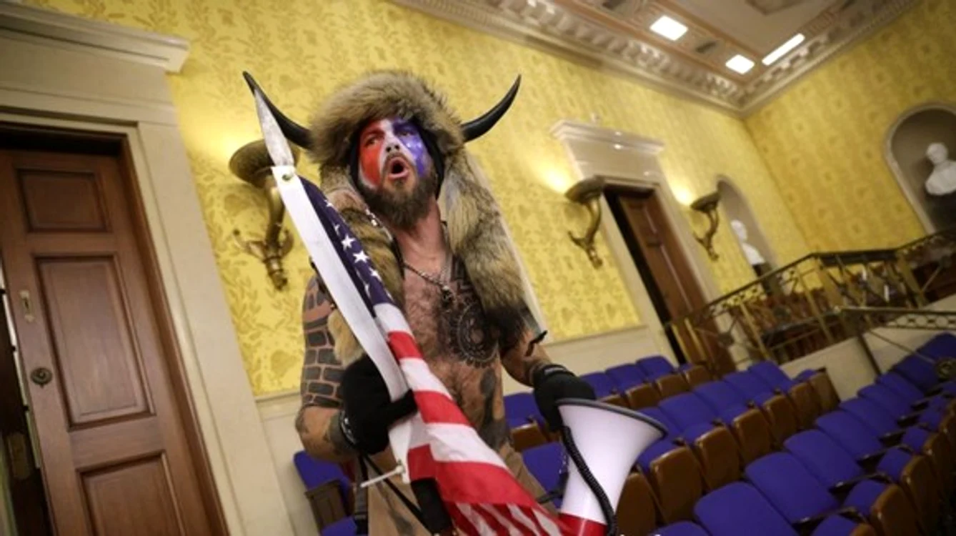 
    Jake Angeli, cunoscut ca „șamanul QAnon”, este un extremist care crede în teoriile conspirației și un fanatic susținător al lui Donald TrumpSursă foto: Profimedia   