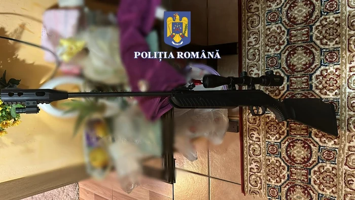 Arme găsite la percheziții în Olt, în dosarul achizițiilor online de armament FOTO: Poliția Română