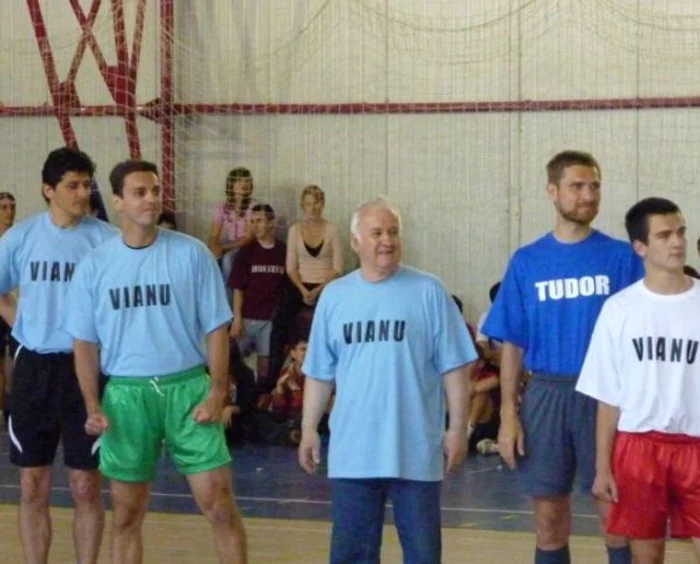 
    Miodrag Belodedici, Mircea Badea şi Alexandru Tudor (al patrulea de la stânga la dreapta). (sursa foto: mircea-badea.ro)  