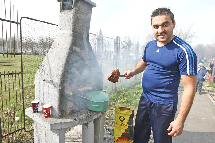Răzvan a fost bucătarul grupului şi s-a afumat toată ziulica la grătarFoto: Dorin Constanda