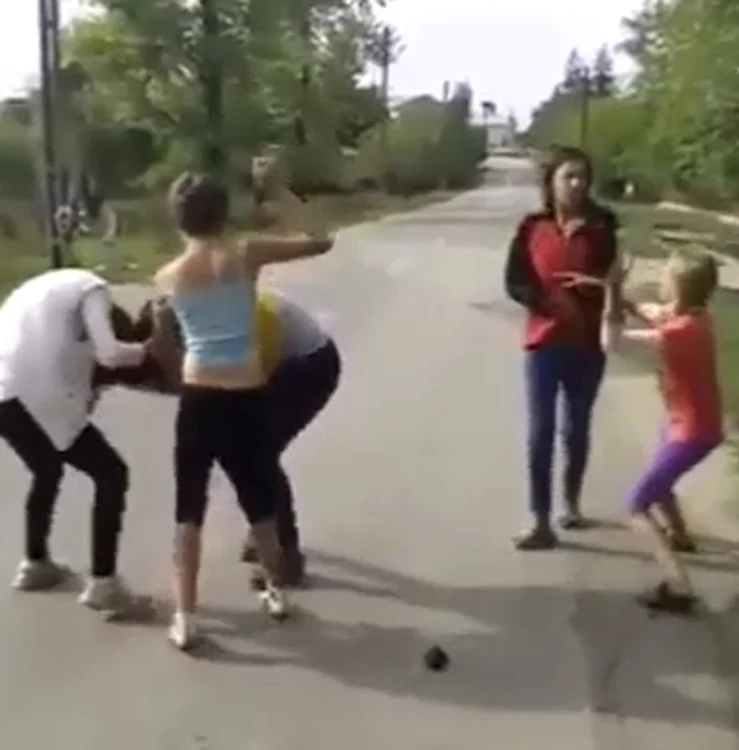 Prietenele celor două fete au intervenit şi bătaia s-a extins