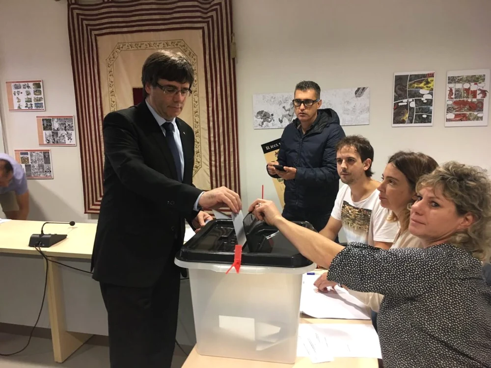 Şeful Guvernului catalan, Carles Puigdemont, prezentându-se la vot FOTO Arhivă