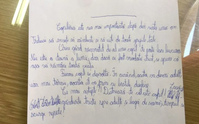 
    Ciorna elevului uitată în bancă unei clase a Colegiului I.L.Caragiale din BucureștiFoto: adevarul.ro  