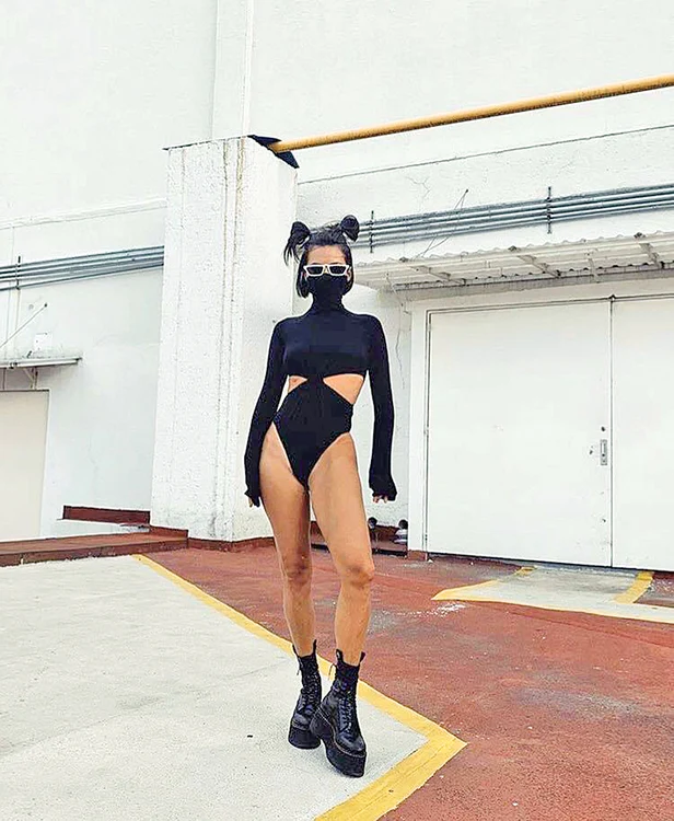 Inna s-a  costumat  cu un body  negru, ce-i  acoperă gura