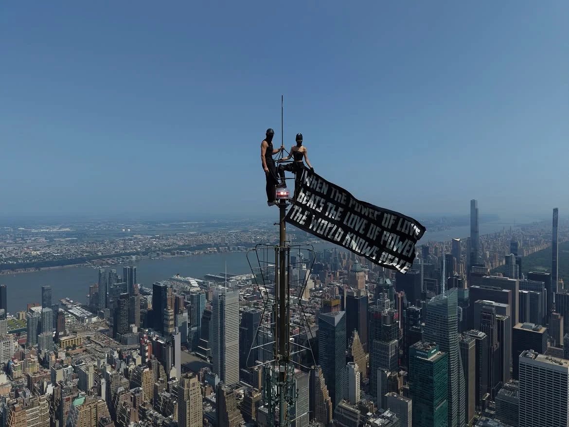 Acrobații ruși de pe Empire State Building, sărut pasional după ce au fost eliberați. Cum au reușit să pună în aplicare cascadoria