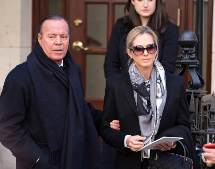 Julio  Iglesias şi Miranda păstrează misterul asupra relaţiei lor