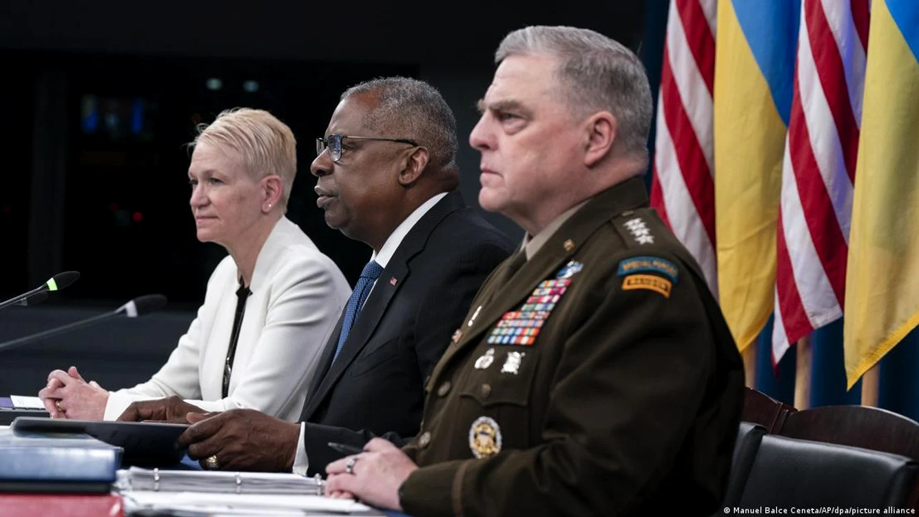 Șeful statului major al armatei american Mark Milley (dreapta), secretarul Apărării Lloyd Austin