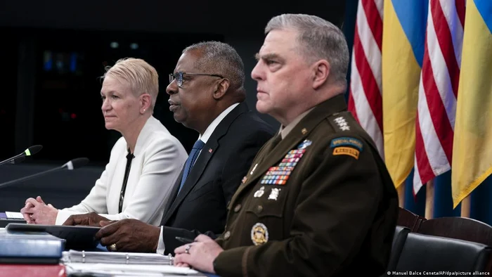 Șeful statului major al armatei american Mark Milley (dreapta), secretarul Apărării Lloyd Austin