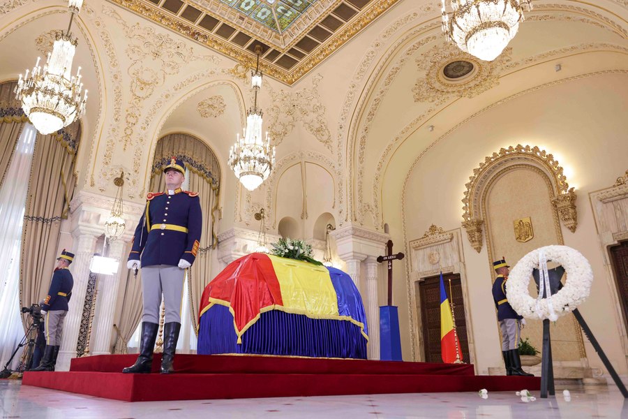 Porțile Palatului Cotroceni s-au deschis pentru publicul larg. Cetățenii, așteptați să aducă un ultim omagiu lui Ion Iliescu