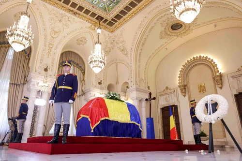 Sicriul cu trupul neînsuflețit al fostului președinte Ion Iliescu a fost depus la Palatul Cotroceni. FOTO Inquam Photos / Octav Ganea