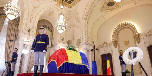Sicriul cu trupul neînsuflețit al fostului președinte Ion Iliescu a fost depus la Palatul Cotroceni. FOTO Inquam Photos / Octav Ganea