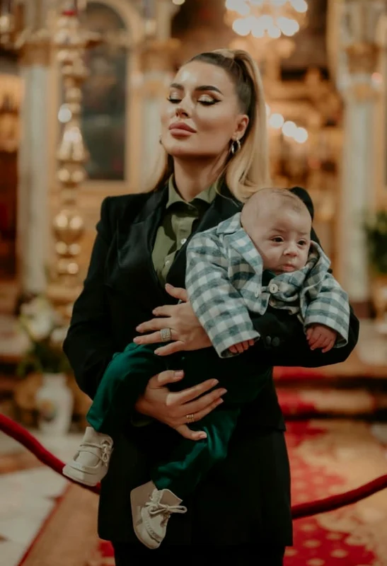 Sensy l-a creștinat pe micuțul Aaron Instagram 
