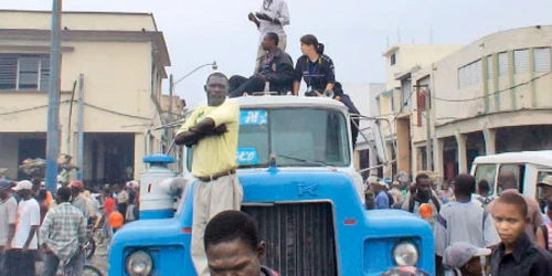 Capitala haitiană Port-au-Prince e măcinată de lupte de stradă
