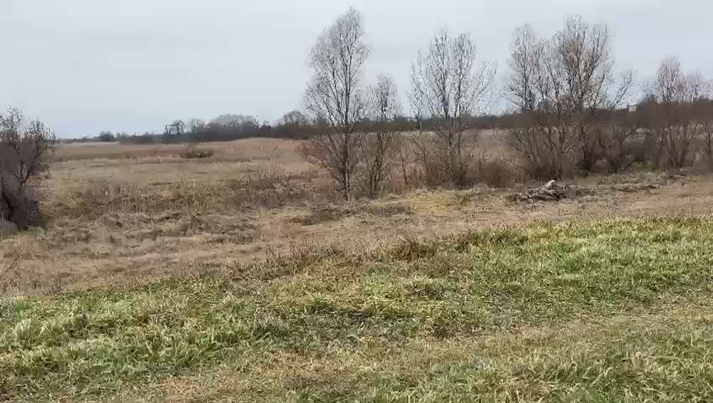 Momentul în care o dronă rusească cu explozibil este detonată pe un teren din orașul Galați