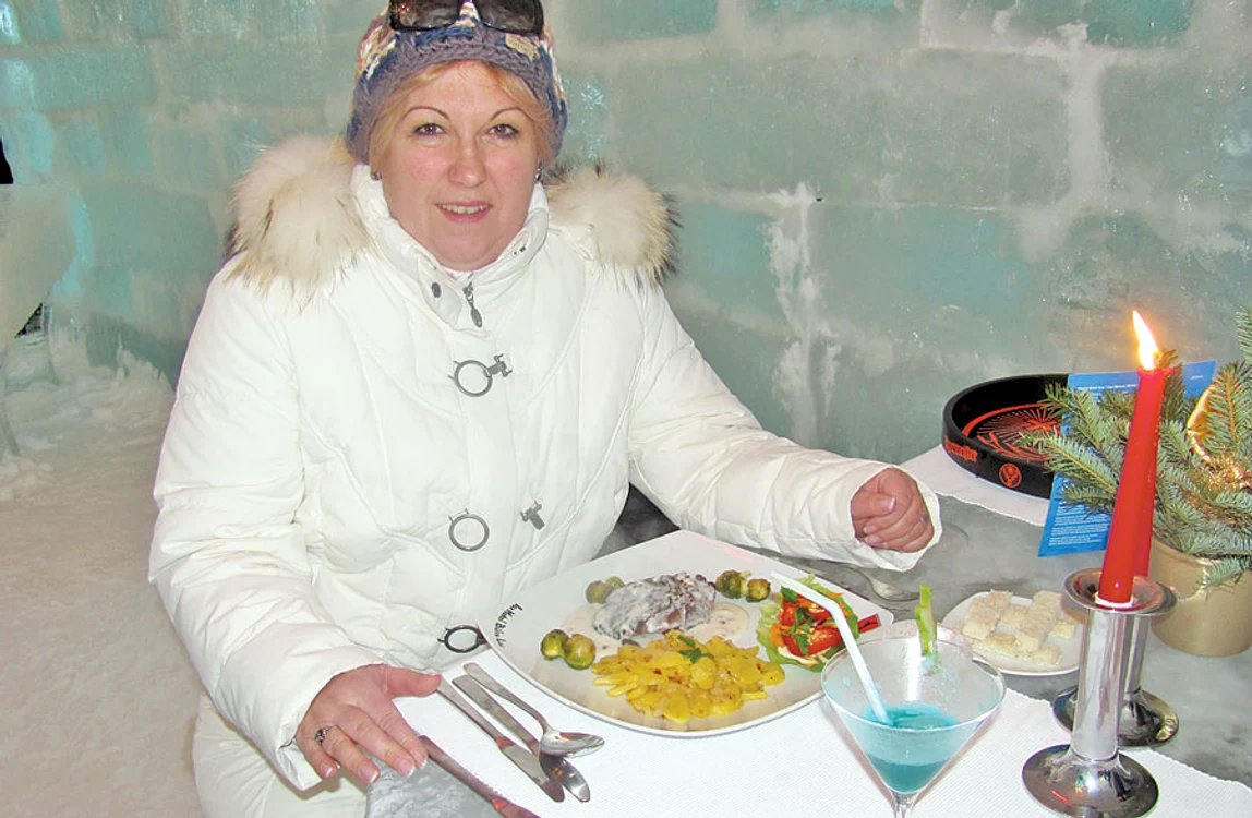 La felul trei, turiştii au servit medalion de vită cu cremă de ardei verzi, varză de Bruxelles şi piure de cartofi cu rozmarin