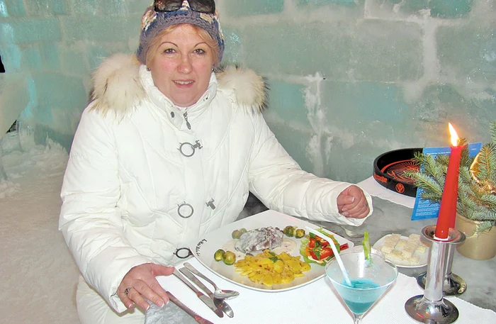 La felul trei, turiştii au servit medalion de vită cu cremă de ardei verzi, varză de Bruxelles şi piure de cartofi cu rozmarin