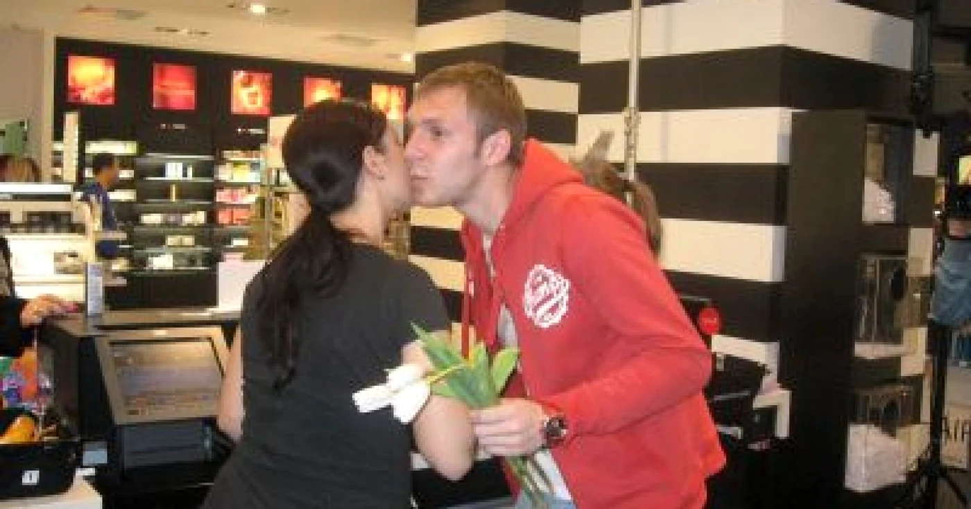 Cosmin Moţi a împărţit flori tuturor femeilor din Bucureşti Mall
