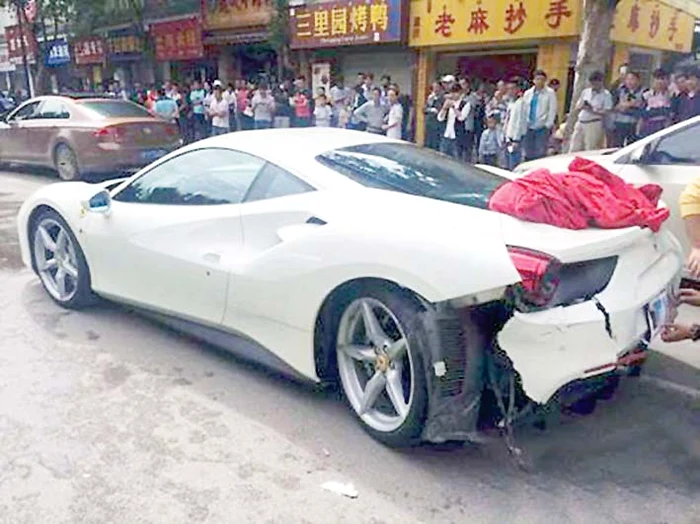 Din primele informaţii, cele două maşini se întreceau într-o cursă ilegală