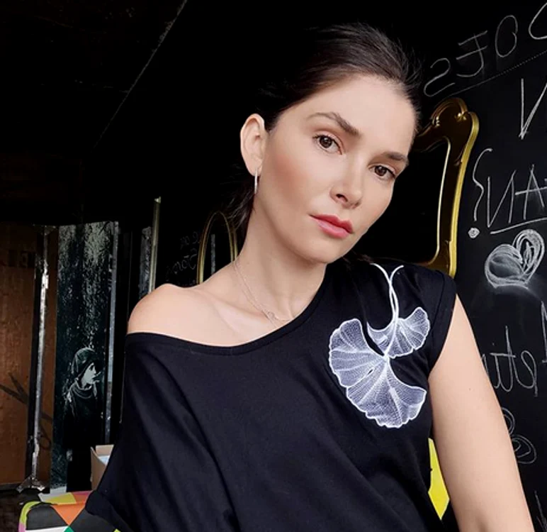 
    Alina Pușcaș are 34 de ani și prezintă emisiunea "Te cunosc de undeva", de la Antena 1foto: Instagram  