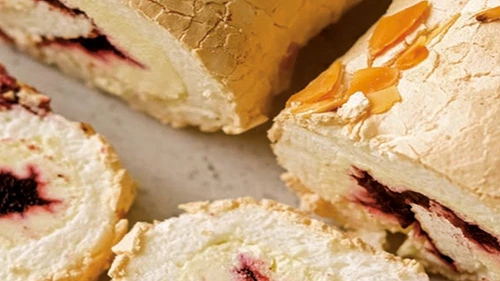 meringue cu fructe de padure jpg