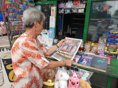 Oamenii se bucură să mai țină în mână un ziar. Foto: Click!
