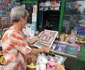 Oamenii se bucură să mai țină în mână un ziar. Foto: Click!