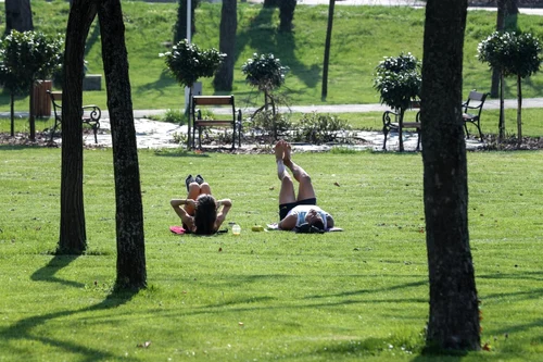 rommânii nu stau în casă chiar dacă este stare de urgentă din cauza coronavirusului. FOTO mediafax