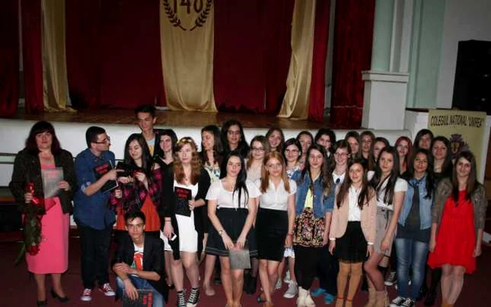 Autorii volumului şi profesorul de limba şi literatura română Daniela Plăiaşu FOTO: Ştefan Borcea