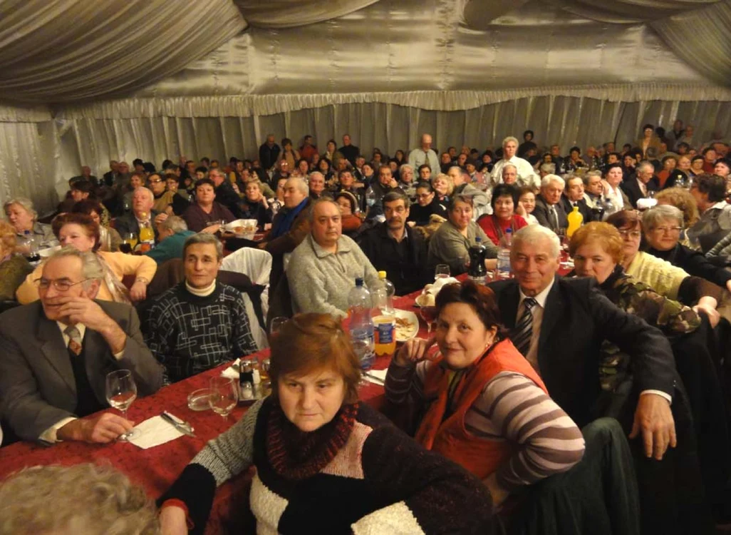 Pensionarii vor petrece din nou Revelionul. FOTO Adevărul