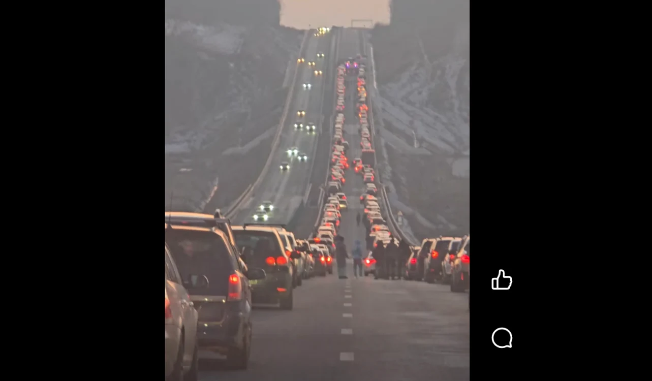 Traficul este bocat. FOTO captură video TV Nicușor Ioniță