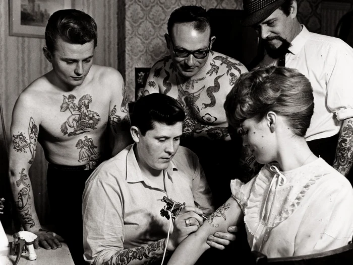 Legendarul tatuator Ron Ackers, în Bristol, Marea Britanie în 1950 FOTO Huffington Post