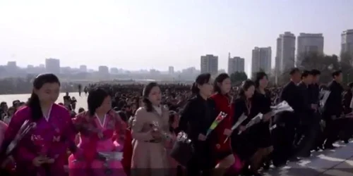 Nord-coreeni aducand omagii regimului de Ziua Soarelui FOTO Captura YouTube/ AFP
