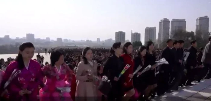 Nord-coreeni aducând omagii lui Kim Il-sung Captură YouTube/ AFP