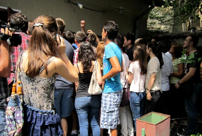 Elevii au aşteptat de dimineaţă să se afişeze rezultatele preliminare de la Bacalaureat FOTO: Adevărul