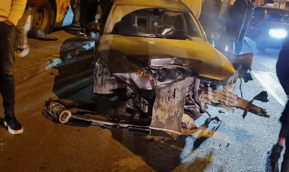 Doi tineri au fost reținuți de poliție după o cursă ilegală de mașini soldată cu trei răniți