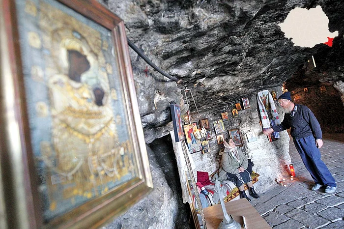 Mănăstirea Peştera Sfântului Andrei. Sute de acatiste, iconiţe, cruciuliţe şi alte obiecte religioase sunt depuse de credincioşi în scobiturile din pereţii peşterii Sfântului Andrei