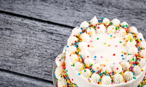 Tort cu frisca  Sursa foto shutterstock 1042802752 jpg