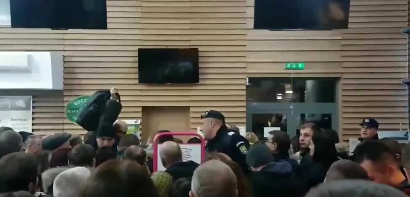 Sute de oameni s-au înghesuit pe holurile aeroportului